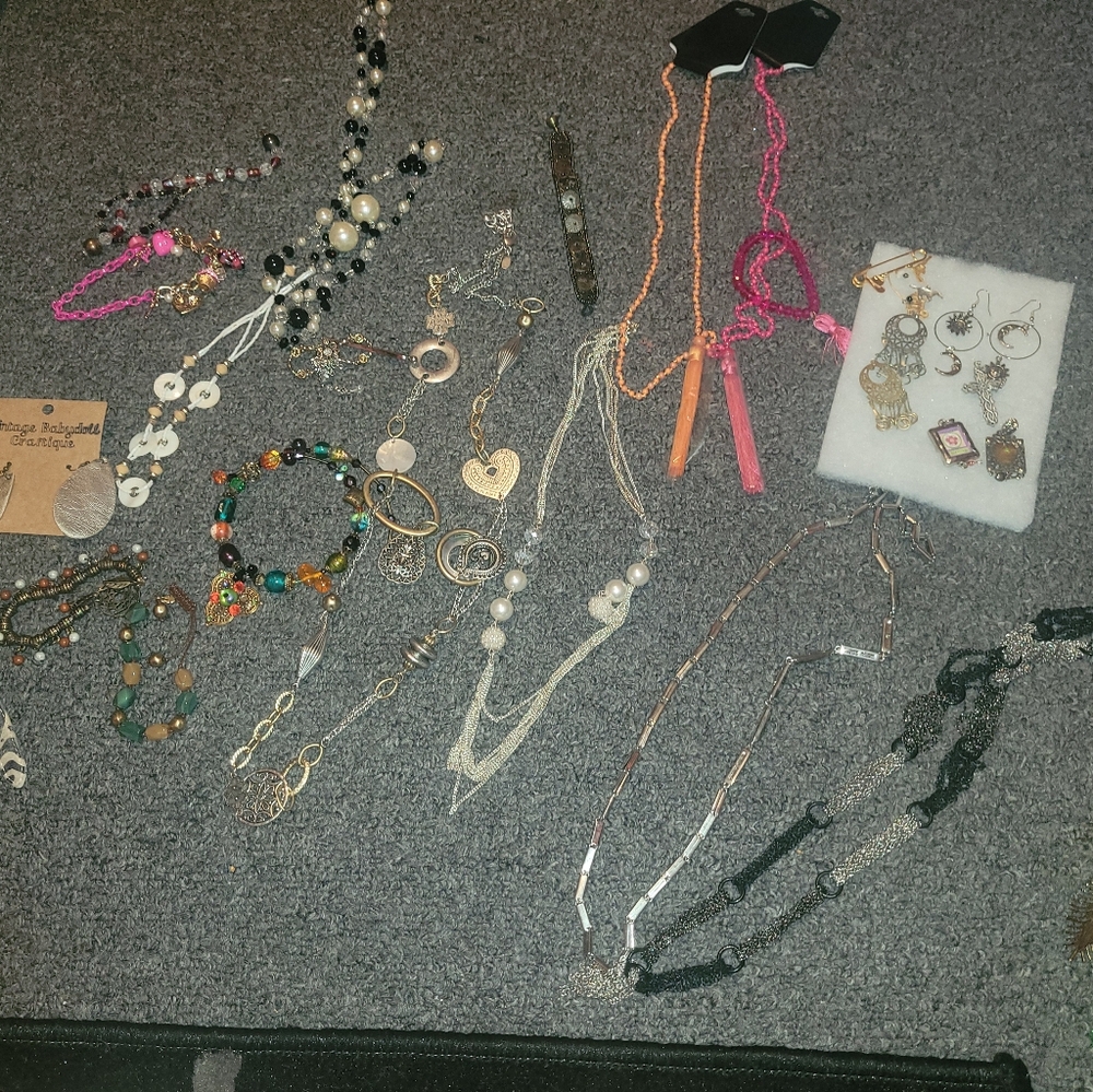 Over thirty piece jewelry lot